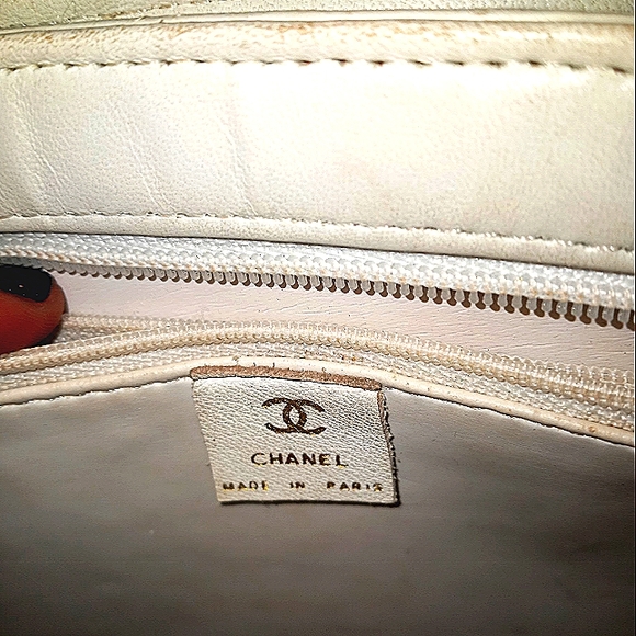 Channell Lambskin Quilted Small Tassel Double Compartment White Shoulder Bag. - Picture 3 of 8